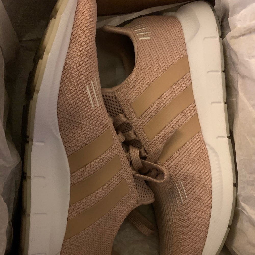 Woman’s Adidas Swift Run shoes in Rose Pink size 9